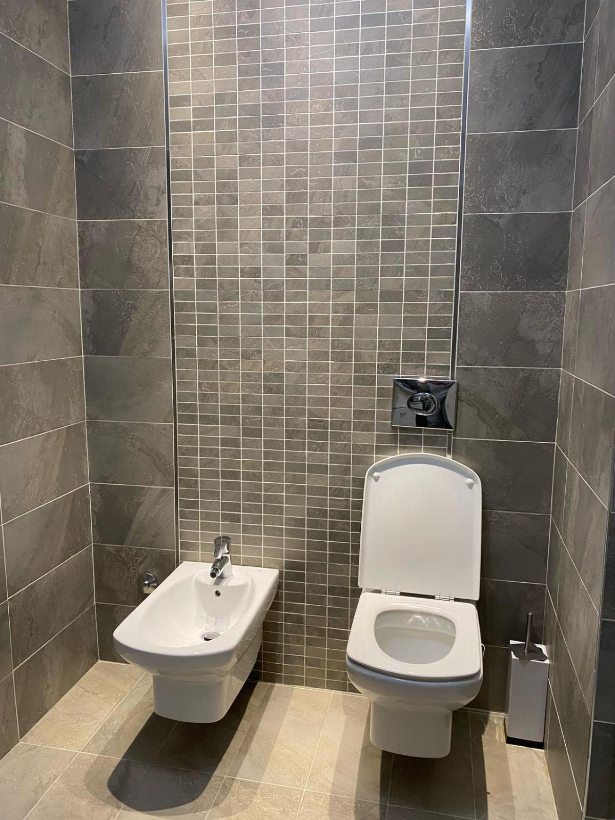 Main Bllok 2 * Tirana