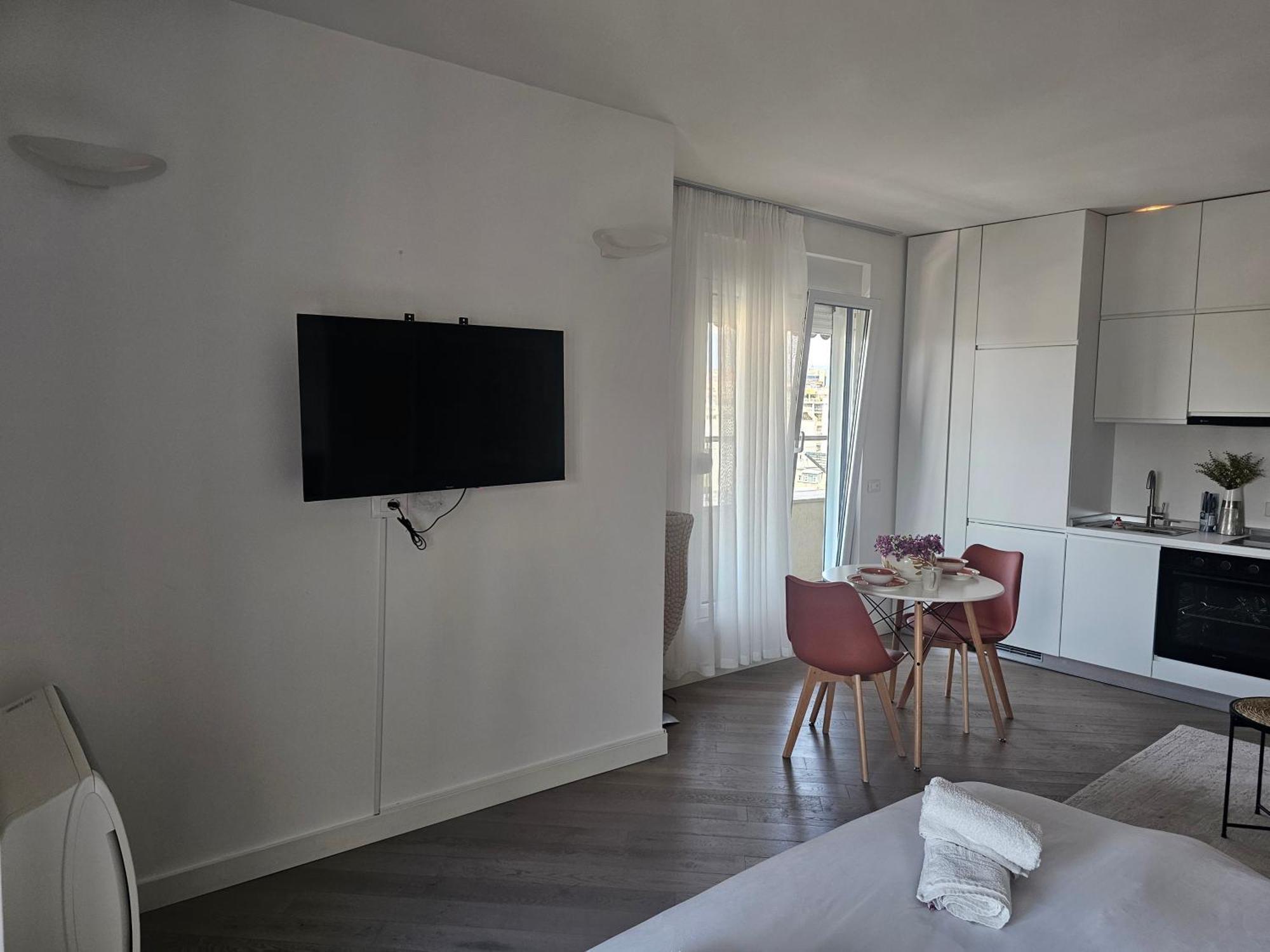 Main Bllok 2 * Tirana